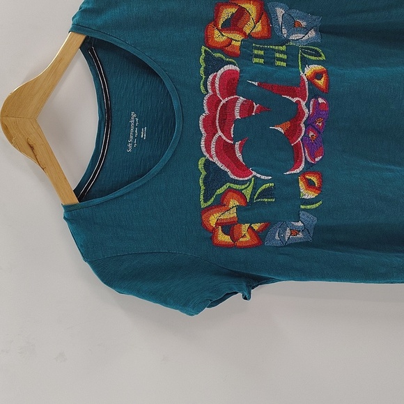 Soft Surroundings embroidered Tee size Medium Green Short Sleeve LOVE - Picture 2 of 6